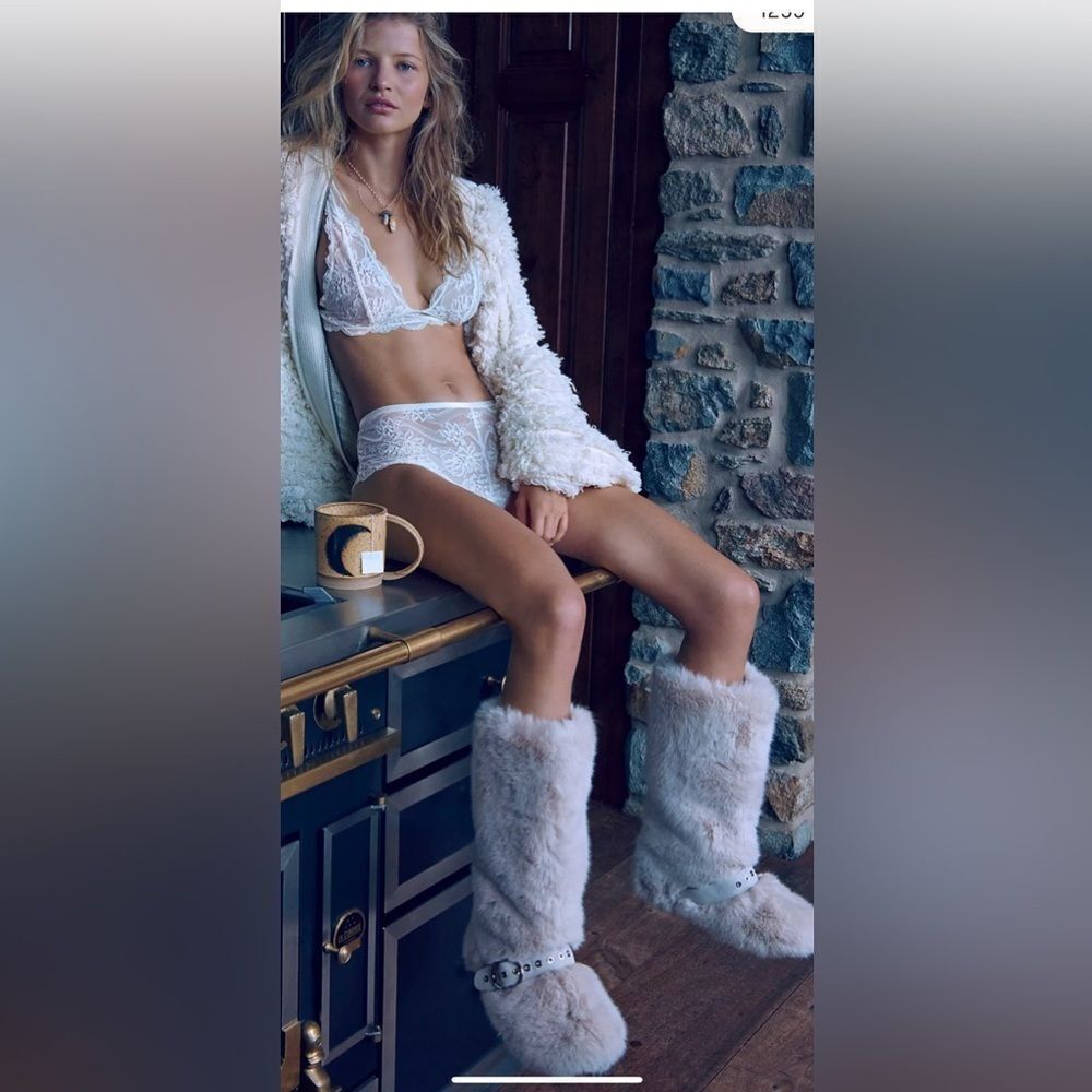 JEFFREY CAMPBELL FLUFFED UP BOOTS FOR WOMEN Size 7 Ivory